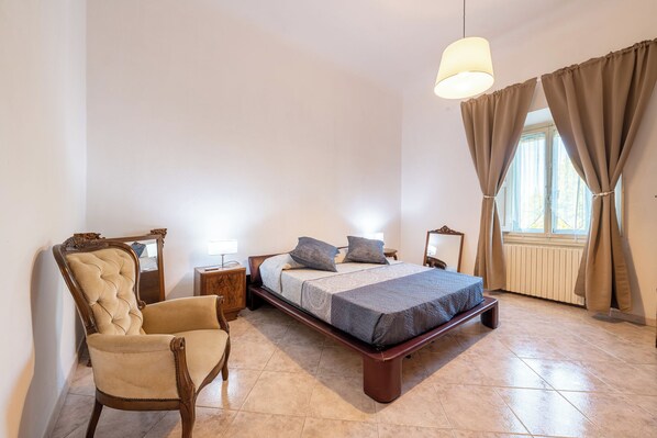 3 slaapkamers, een strijkplank/strijkijzer, reisbedje, gratis wifi