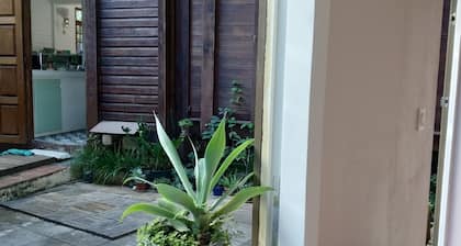 5 min to the airport w/free transfer. Cosy private room w/pool and wifi internet
