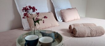 5 min to the airport w/free transfer. Cosy private room w/pool and wifi internet