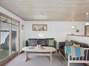 Tv, eldstad och dvd-spelare