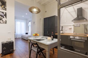 Basic Apartment, 1 Double Bed | Private kitchen | Fridge, microwave, oven, stovetop