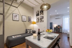 Eenvoudig appartement, 1 tweepersoonsbed | Dineren