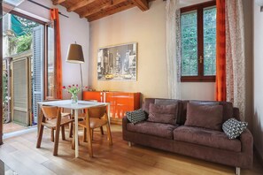 Eenvoudig appartement, 1 tweepersoonsbed met slaapbank | Uitzicht vanuit accommodatie