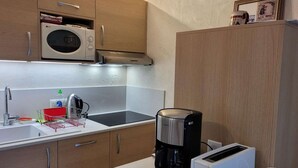 Kaffetrakter/tekoker, kjøleskap, mikrobølgeovn og ovn