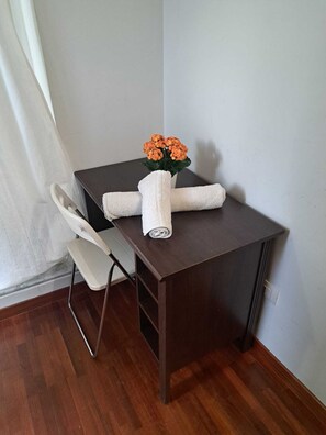 Bureau, chambres insonorisées, Wi-Fi gratuit, draps fournis