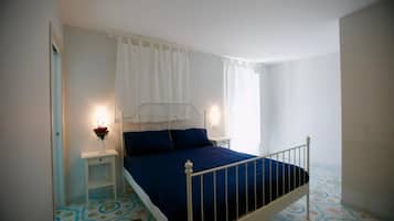 Desk, soundproofing, free WiFi, bed sheets