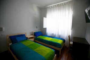Desk, soundproofing, free WiFi, bed sheets - Divina Salerno (Salerno)