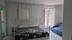 Deluxe Double Room, Sea View | Desk, soundproofing, free WiFi, bed sheets - Divina Salerno (Salerno)