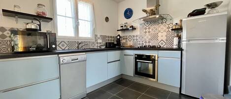 Four, lave-vaisselle, cafetière/bouilloire, grille-pain