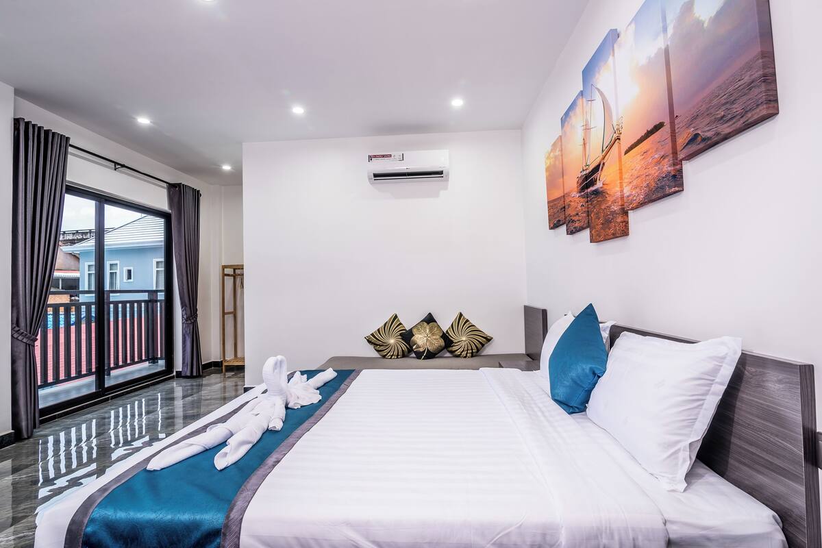 Deluxe Double or Twin Room | Desk, WiFi (free), bed sheets