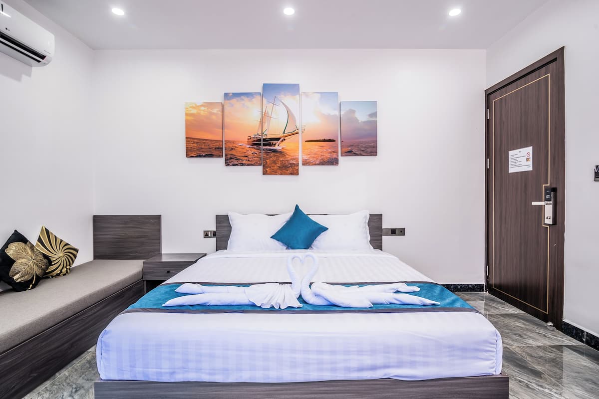 Deluxe Room | Desk, WiFi (free), bed sheets