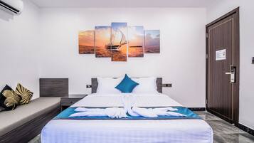 Una camera d'albergo con un letto, una panca, un condizionatore d'aria a parete e una porta.