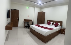 Deluxe Room | Free WiFi - Shelke Mama's Lodging & Resorts (Chhatrapati Sambhajinagar)