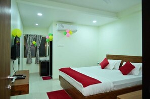 Deluxe Room | Free WiFi - Shelke Mama's Lodging & Resorts (Chhatrapati Sambhajinagar)