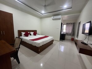 Deluxe Room - Shelke Mama's Lodging & Resorts (Chhatrapati Sambhajinagar)