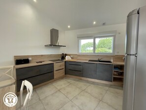 Fridge, microwave, oven, dishwasher - Cozy Cottage for 6 with Terrace – Near La Faute sur Mer & Puy du Fou (Les Magnils-Reigniers)