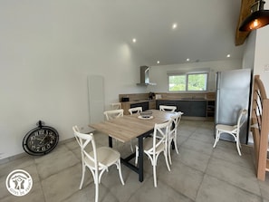Dining - Cozy Cottage for 6 with Terrace – Near La Faute sur Mer & Puy du Fou (Les Magnils-Reigniers)