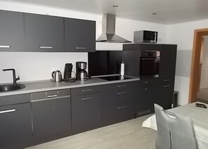 Réfrigérateur, micro-ondes, plaque de cuisson, lave-vaisselle