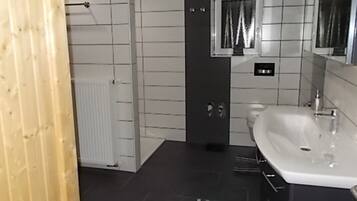 Een douche, een haardroger, handdoeken, zeep