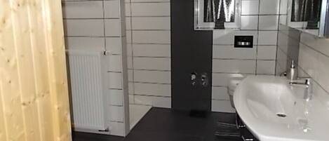 Douche, séchoir à cheveux, serviettes fournies, savon