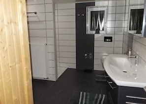 Chuveiro, secador de cabelo, toalhas de banho, sabonete