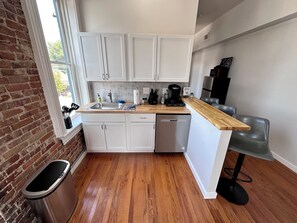 Kjøleskap, mikrobølgeovn, oppvaskmaskin og kaffetrakter/tekoker