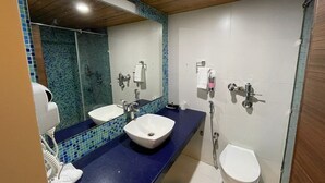 Kamar Deluks | Kamar mandi | Perlengkapan mandi gratis, pengering rambut,  dan sandal