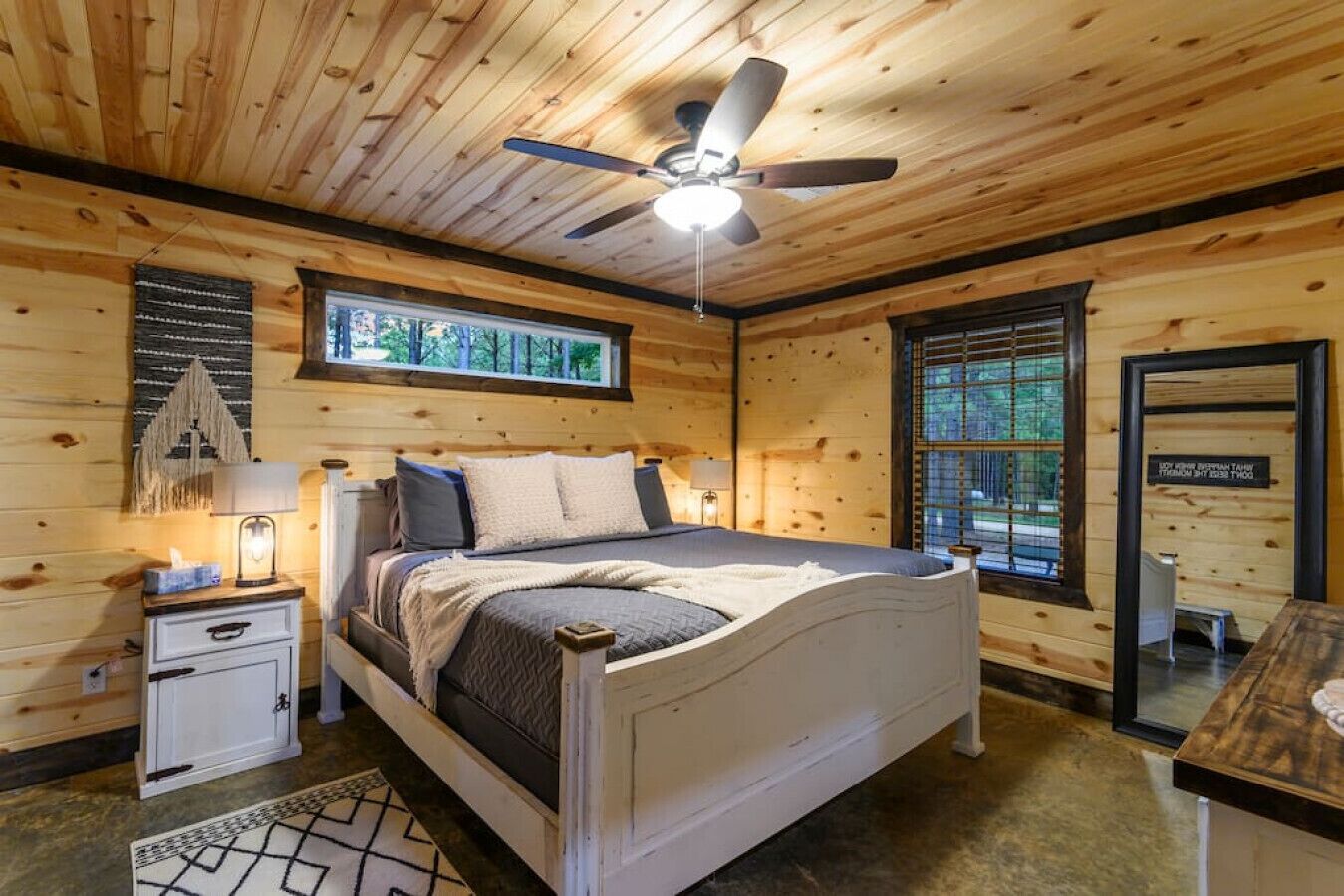 4 bedrooms, iron/ironing board, WiFi, bed sheets
