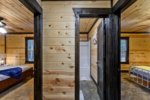 4 habitaciones, tabla de planchar con plancha, wifi y ropa de cama 