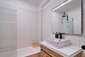 Haartrockner, Handtücher, Seife, Toilettenpapier