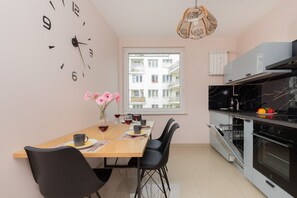 Réfrigérateur, four à micro-ondes, un four, surface de cuisson