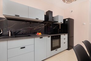 Refrigerador, microondas, horno y parrilla de estufa 