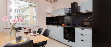 Kühlschrank, Mikrowelle, Ofen, Herdplatte