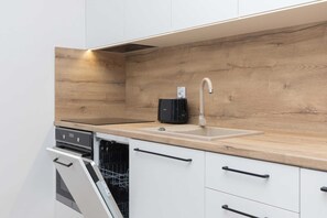 Kjøleskap, mikrobølgeovn, ovn og kokeplater