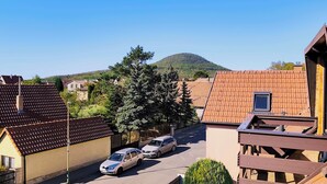 Property grounds - Spacious Family Cottage Near Prague – Pool, Sauna, Garden & Great Day Trips (Mneteš)
