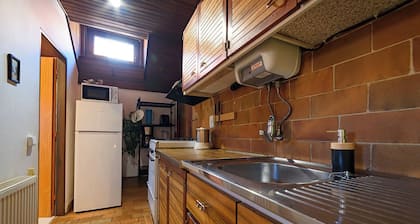 Spacious Family Cottage Near Prague – Pool, Sauna, Garden & Great Day Trips