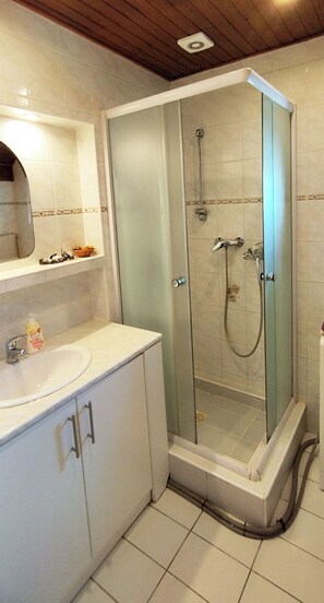 Dusche, Haartrockner, Handtücher, Seife
