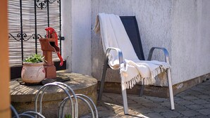 Property grounds - Spacious Family Cottage Near Prague – Pool, Sauna, Garden & Great Day Trips (Mneteš)