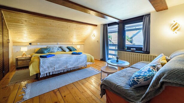 4 bedrooms, in-room safe, iron/ironing board, travel cot - Spacious Family Cottage Near Prague – Pool, Sauna, Garden & Great Day Trips (Mneteš)