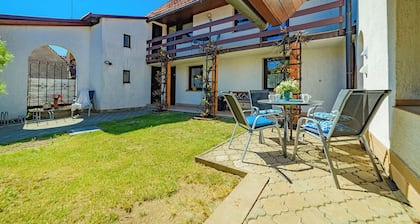 Geräumiges Familienhaus nahe Prag – Pool, Sauna & Garten