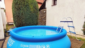 Outdoor spa tub - Spacious Family Cottage Near Prague – Pool, Sauna, Garden & Great Day Trips (Mneteš)