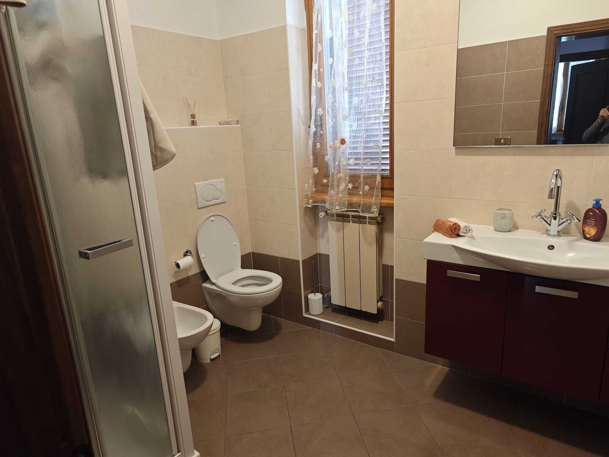 Douche, sèche-cheveux, peignoirs, bidet