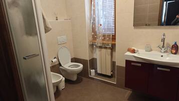 Douche, sèche-cheveux, peignoirs, bidet