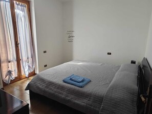 3 chambres, coffres-forts dans les chambres, bureau