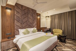 Quarto luxo | Espaço de trabalho para notebook, ferros/tábuas de passar roupa