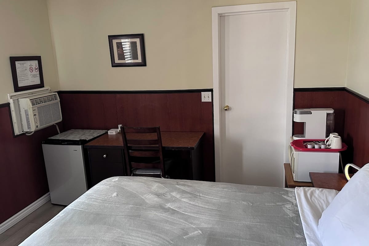 WiFi (free), bed sheets