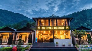 A resort building with a sign reading "MJ River Resort". - MJ River Resort By DLS Hotels (Yamkeshwar)