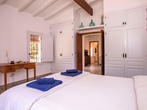 5 slaapkamers, een strijkplank/strijkijzer, wifi