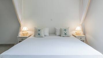 Luxe appartement, uitzicht op zwembad | Bedden met traagschuimmatrassen, een kluis op de kamer