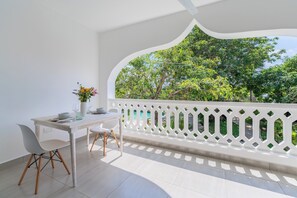 Luxury-Studio | Essbereich im Zimmer